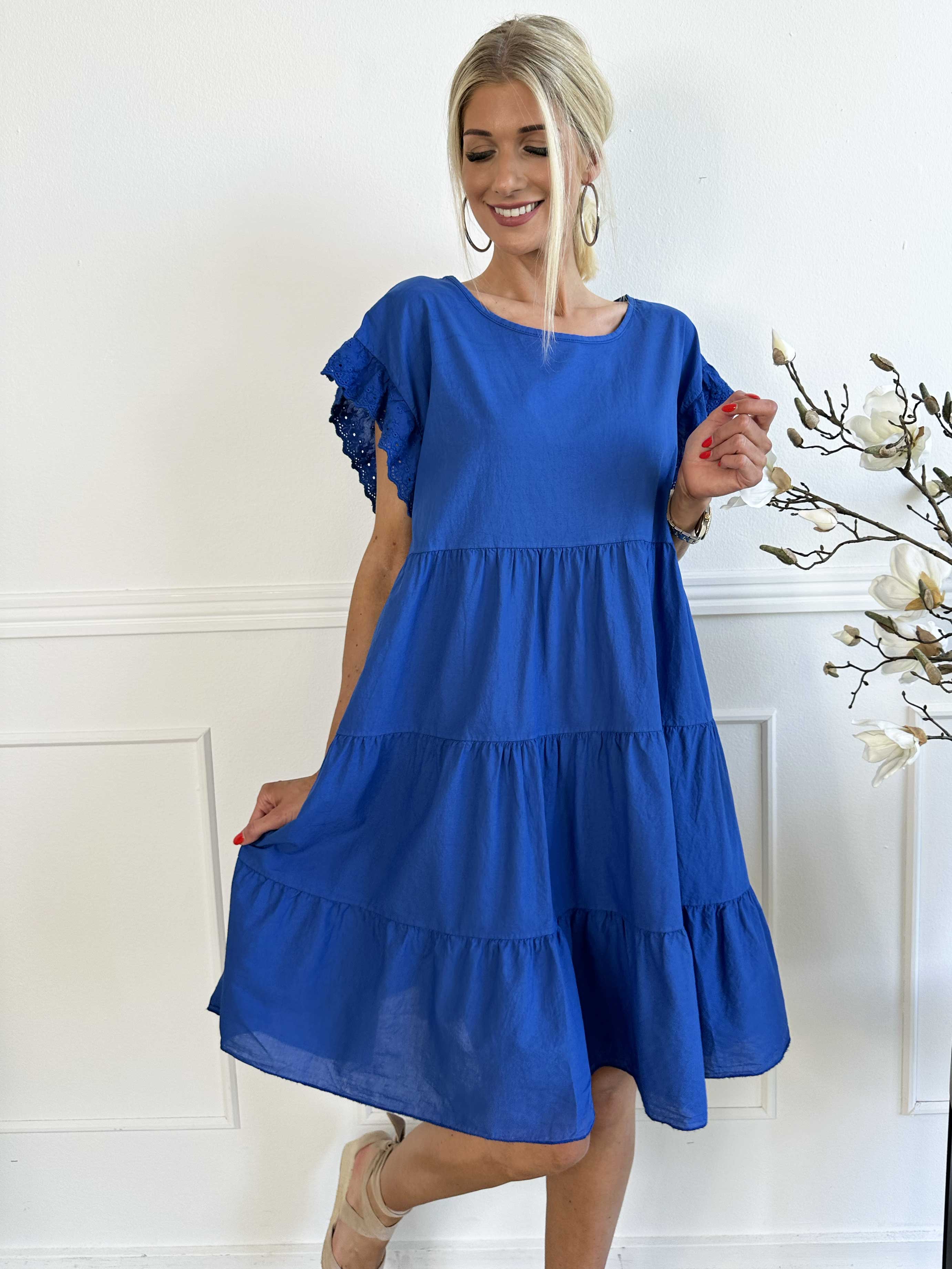 Canada - Sød bomuldskjole med flæseærmer og lag på lag look